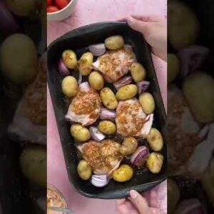 GREEK CHICKEN TRAYBAKE! An easy summer dish in just one pan! Full recipe is on my blog! #glutenfree