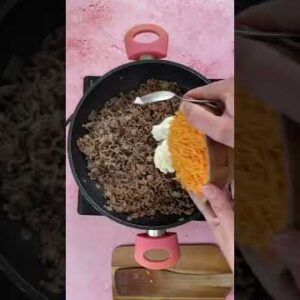 GLUTEN FREE CHEESEBURGER PASTA 🍔 One of my fave meals and only takes 15 mins! Recipe on the blog 🍔