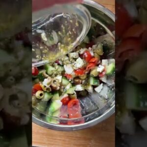GREEK SALAD! 3 tbsp olive oil, juice 1 lemon, 1 tbsp red wine vinegar, 1 tsp garlic, 1 tsp oregano☀️