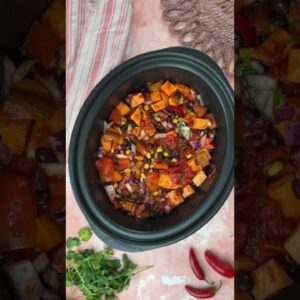 SLOW COOKER VEGGIE CHILLI! Gluten free and vegan! #glutenfree #slowcooker #vegan #chillirecipe