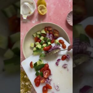 GLUTEN FREE GREEK SALAD - the best hack to make my fave summer salad! #summerrecipe #greeksalad